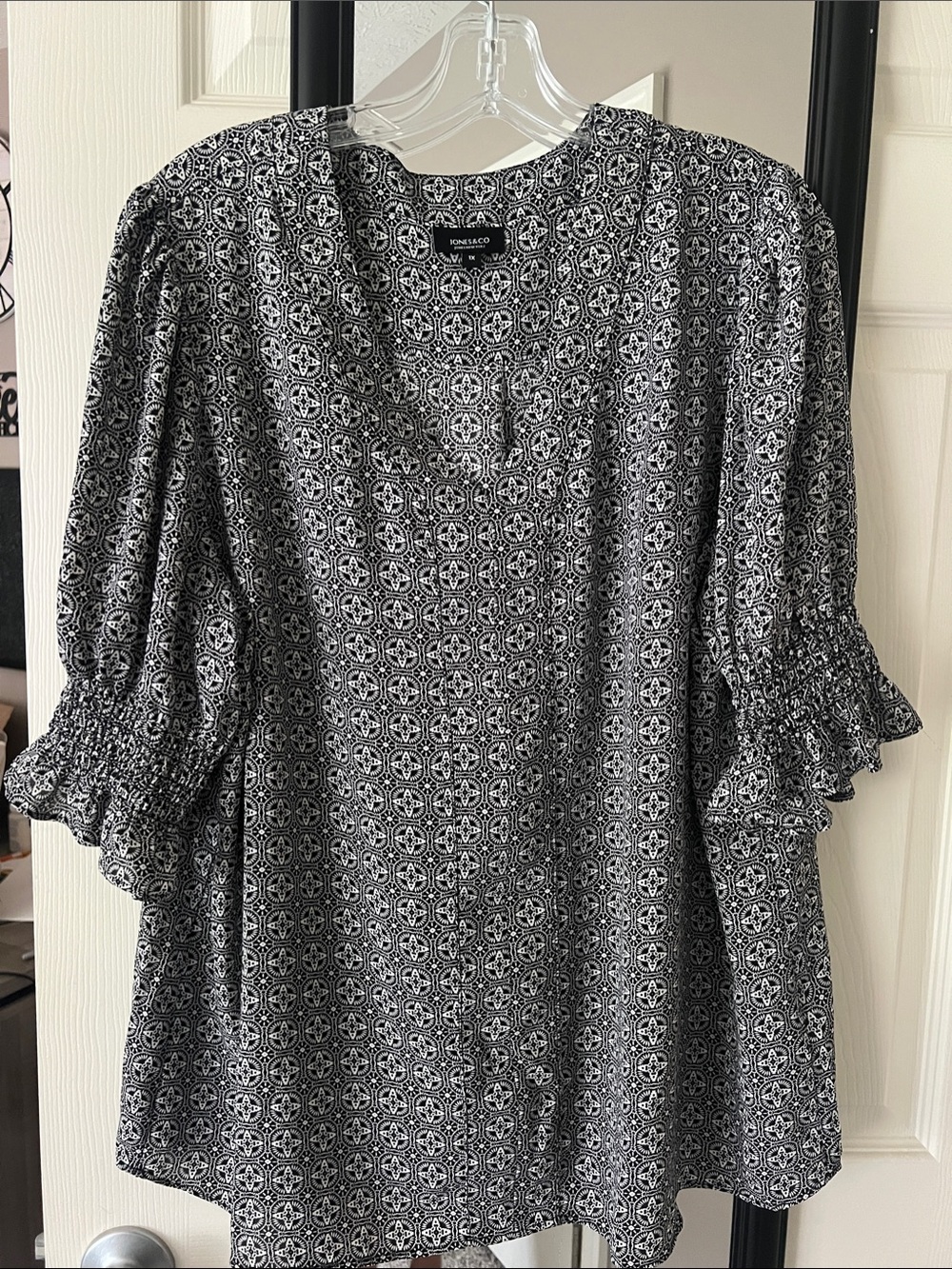 Kensie Black & White Geometric Puff-Sleeve Blouse
